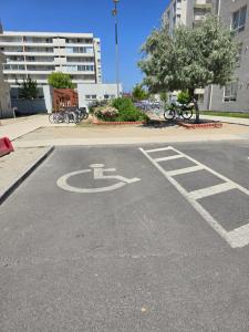 ein Parkplatz mit einem Behindertenschild auf der Straße in der Unterkunft Acogedor y amplio Departamento A 5 min del centro in Rancagua