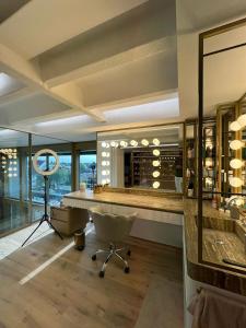 Fotografie z fotogalerie ubytování Penthouse mit Innenpool, Sauna und Fitnessraum v Frankfurtu nad Mohanem