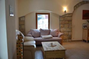 ein Wohnzimmer mit einer Couch und einem Couchtisch in der Unterkunft Ferienhaus in Naundorf mit Grill und Terrasse - b53704 in Struppen + 26 Fotos