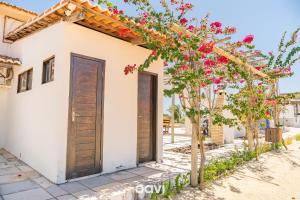 una villa con un cancello e un albero di Casa Palm Paradise em Touros by Qavi a Touros