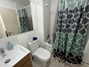 ein Badezimmer mit Toilette und Duschvorhang in der Unterkunft Acogedor y amplio Departamento A 5 min del centro in Rancagua + 2 Fotos