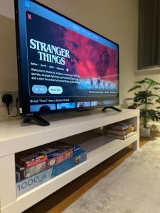 Televiisor ja/või meelelahutuskeskus majutusasutuses Modern 2Bed Flat, Close to Gatwick&Central London