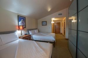 Postel nebo postele na pokoji v ubytování Cozy Double Queen Mountain Suite Near Park City - 3055