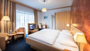 Ένα ή περισσότερα κρεβάτια σε δωμάτιο στο EVIVA im Parkhotel