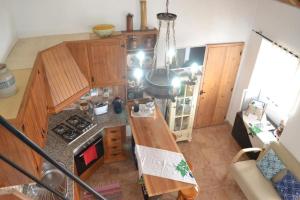 eine Draufsicht auf eine Küche mit Herd in der Unterkunft Ferienhaus für 2 Personen ca 60 m in Feteira, Azoren Terceira in Angra do Heroísmo + 32 Fotos