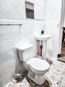 圣佩德罗拉拉古纳Magical Lakehouse Steps From All the Fun的带马桶和水槽的浴室 更多33张照片