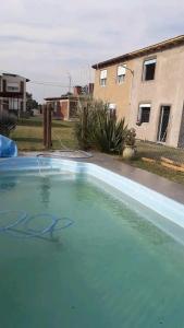 Bazén v ubytování 4 ambiente nebo v jeho okolí