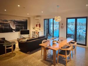 Posezení v ubytování Luxury Marina Apartment - Opua, Bay of Islands
