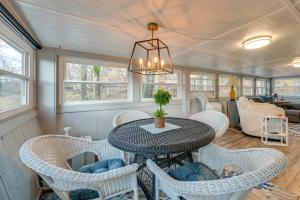 een eetkamer met een tafel en stoelen bij Lake Malone Cabin Getaway! Dock, Fire Pit, Grill in Dunmor