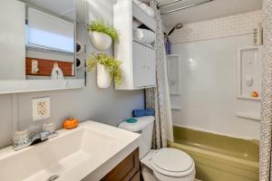 een badkamer met een wastafel, een toilet en een bad bij Lake Malone Cabin Getaway! Dock, Fire Pit, Grill in Dunmor +22 foto's