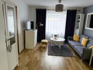 un salon avec un canapé et une table dans l'établissement Homely Stay Langley, à Langley Marish 3 autres photos