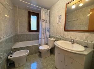 a bathroom with a sink and a toilet and a bath tub at Apartamentos Ball Benas Edificio Prados de Velarta in Cerler +92 photos