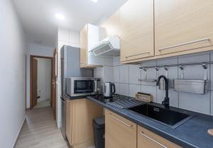 Η κουζίνα ή μικρή κουζίνα στο Moni 2D Residence +18 φωτογραφίες