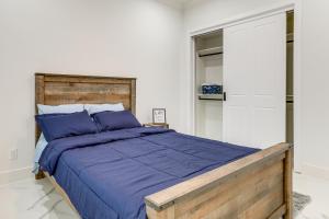 Una cama o camas en una habitación de Sip, Dine and Unwind Spacious Lodi Gem with Patio!