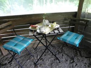 - une table avec un plateau de nourriture et 2 chaises dans l'établissement Zwei Zimmer Wohnung Mit Wintergarten, à Dömitz 11 autres photos