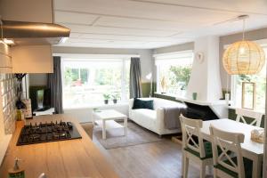 a living room with a couch and a table at Celisa S Häuschen in Hoenderloo