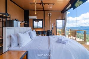 1 cama blanca grande en una habitación con vistas en Cabaña con chimenea e hidromasaje! VST044, en Annitapolis 23 fotos más