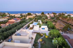 an aerial view of a house with a yard at Intera Struttura in Noto Marina