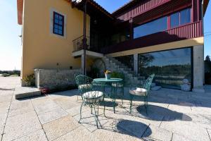 eine Terrasse mit Tisch und Stühlen vor einem Gebäude in der Unterkunft Ferienhaus für 12 Personen in Esposende, Regio Norte Parque Natural do Litoral Norte in Esposende