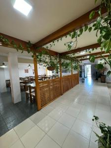 una sala da pranzo di un ristorante con un tavolo di Hotel Abetaia a Villa Gesell Altre 6 foto