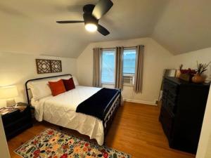 ein Schlafzimmer mit einem Bett und einem Deckenventilator in der Unterkunft La Casa Bella - 5 bedrooms in Louisville