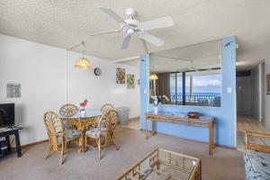 Μια τηλεόραση ή/και κέντρο ψυχαγωγίας στο Paki Maui #103 condo +15 φωτογραφίες