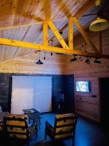 TV a/nebo společenská místnost v ubytování Cherry hut + 8 fotografií