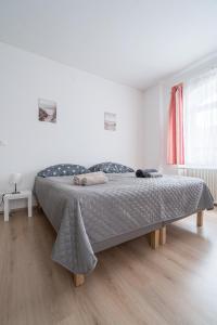 ein Schlafzimmer mit einem großen Bett in einem weißen Raum in der Unterkunft revLIVING Apartment Octavus Hohenwarth 3 Schlafzimmer in Hohenwarth