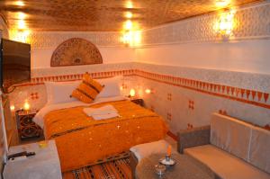 フェズにあるRiad Dar Salmaのベッドとテレビとテーブルのある寝室