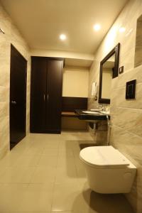 ห้องน้ำของ Hotel Atithi