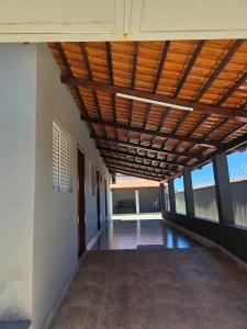 an empty hallway with a wooden ceiling in a building at Casa do Weber, Jardim Acacias in São João Batista do Glória