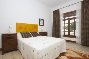 une chambre avec un grand lit et une fenêtre dans l'établissement Ruhiges Landhaus Remedios Mit Panoramablick, à Los Valles