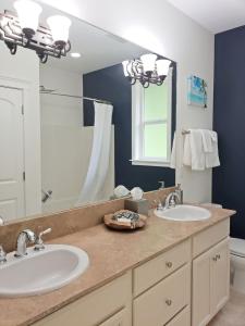 a bathroom with two sinks and a large mirror at Eaglemont Golf Course Peaceful Retreat in Mount Vernon