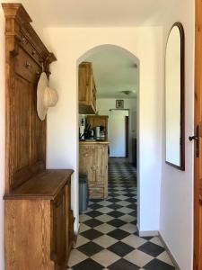 - une cuisine avec une arche et un sol en damier dans l'établissement Kleines Ferienhaus In Rangsdorf Mit Großem Garten, à Rangsdorf