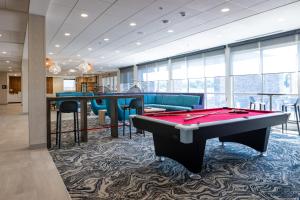 Biliár nebo kulečník v ubytování Tru By Hilton Kalamazoo