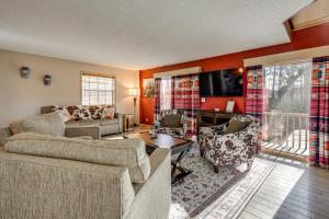 ein Wohnzimmer mit zwei Sofas und einem Fernseher in der Unterkunft Hot Tub and Views! Squatchs Place in Blairsville in Fain
