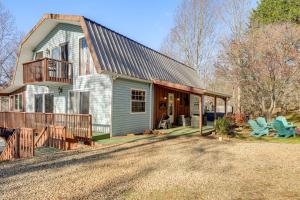 ein kleines Haus mit einer Veranda und einer Terrasse in der Unterkunft Hot Tub and Views! Squatchs Place in Blairsville in Fain