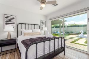 Ένα ή περισσότερα κρεβάτια σε δωμάτιο στο Desert Daze - Pool Heat Available - Fire pit & canal access +69 φωτογραφίες