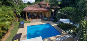 an overhead view of a swimming pool in front of a house at Villa Rosalía Jarabacoa con Piscina Climatizada in Jarabacoa