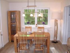 a dining room table with four chairs and a window at Ferienhaus In Winnemark Mit Großem Garten in Winnemark