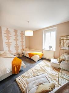 Postel nebo postele na pokoji v ubytování Les Loges de Brou