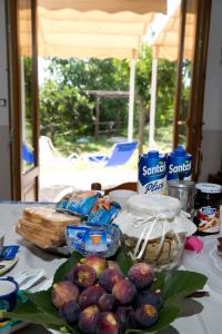einen Tisch mit Obst und anderen Lebensmitteln darauf in der Unterkunft Il Moro Bianco in Teano
