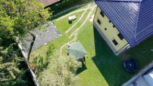 eine Draufsicht auf einen Hof mit einem Haus in der Unterkunft Heliolit in Dudince