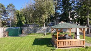 ein Pavillon mit Tisch und Stühlen im Garten in der Unterkunft Heliolit in Dudince
