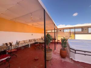 ein Raum mit Tischen und Stühlen in einem Gebäude in der Unterkunft Riad Alma fes in Fès