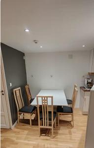 Η κουζίνα ή μικρή κουζίνα στο Odin Rooms