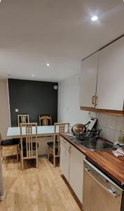 Η κουζίνα ή μικρή κουζίνα στο Odin Rooms