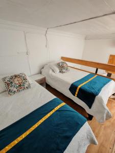 une chambre avec deux lits dans un bateau dans l'établissement Hostal Vicmar, à Viña del Mar