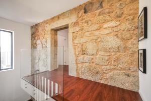 un mur en pierre dans le couloir d'une maison dans l'établissement Villa Mit Viel Platz Und Pool In Vila Cova, à Gemezes