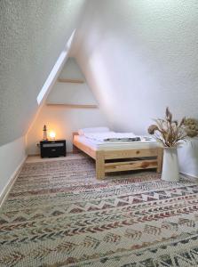 Ένα ή περισσότερα κρεβάτια σε δωμάτιο στο Atelierwohnung eines Fischers